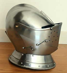 Casco cerrado de acero pulido con visera articulada, orificios de ventilación perforados en la cara y cuello protector integrado. Disponible. - Product Image 1