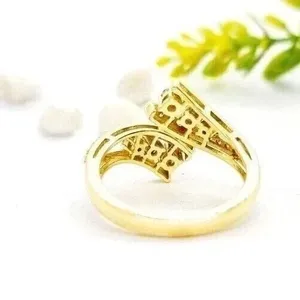 Anillo de Compromiso y Boda Vintage para Mujer con Moissanita Real de Corte Brillante Redondo de 2 Quilates, Chapado en Plata de Ley - Product Image 3