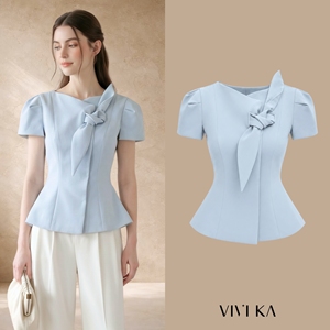 Blusa Elegante Azul Cielo para Mujer, Diseño Asimétrico con Peplum y Detalle de Pañuelo con Nudo Fijo, Diseño Personalizado para Oficina, Marca ELIORA, ODM OEM - Product Image 1