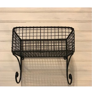 Cesta colgante de pared de hierro hecha a mano, diseñada para decoración rústica del hogar, almacenamiento en la cocina y organización de paredes. - Product Image 1