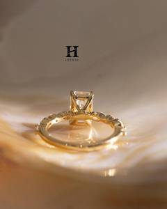 Anillo de Compromiso de Lujo con Diamante Cultivado en Laboratorio de Corte Esmeralda de 1.5CT, Oro Amarillo de 14K, Elegante Solitario con Diamantes Laterales Marquise - Product Image 4