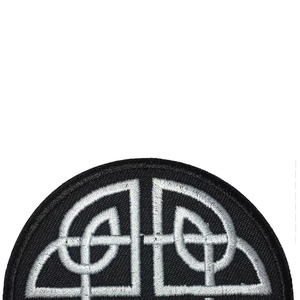 Parche Bordado Circular Ecológico con Diseño Geométrico Blanco en Fieltro No Tejido Negro, Estilo Coser - Product Image 4