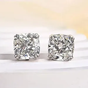 Pendientes de Diamante Cultivado en Laboratorio con Certificación IGI, Corte Cojín de 4 Quilates, VS1, Oro Blanco de 14K - Product Image 3