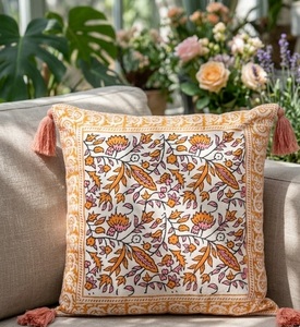 Housse de coussin carrée à motif floral vibrant et pampilles roses ludiques pour intérieurs modernes, Marque privée 18X18 - Product Image 2
