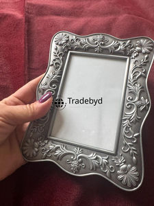 Marco de Fotos Metálico de Lujo, Elegante Adorno Decorativo de Tradebyd - Product Image 3