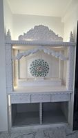 Kuil Marmer Buatan Tangan dengan Inlay untuk Rumah Mewah, Mandir Marmer Putih dengan Pekerjaan Inlay, Kuil Marmer Kustom dengan Inlay Motif Bunga