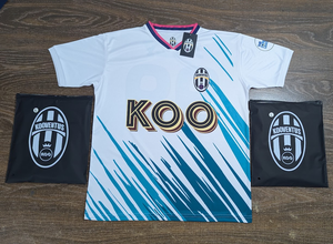 Camiseta de fútbol KOOVENTUS, diseño frontal con estampado del logotipo del equipo en blanco y negro, ajuste regular para adultos - Product Image 3