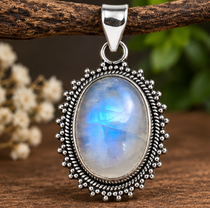 Pendentif ovale en pierre de lune arc-en-ciel avec bordure argentée ornée de perles et gemme à reflets bleus pour la vente en gros de bijoux - Product Image 4
