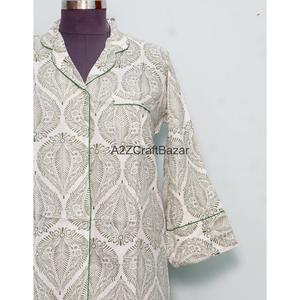 เดรสผ้าฝ้ายพิมพ์ลายดอกไม้สไตล์วินเทจ ความยาวปานกลาง เป็นมิตรกับสิ่งแวดล้อม สไตล์ฮิปฮอป ลายพิมพ์ใหม่ เสื้อเชิ้ตคอวีติดกระดุม ปรับได้ - Product Image 2