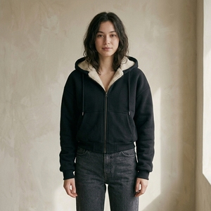Sweat-shirt à capuche zippé noir pour femme, doublé en polaire sherpa, manches longues - Product Image 1