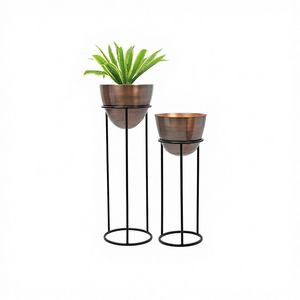 Plante en métal avec support en fil pack de deux et trois utilisations maison hôtel jardin support de fleurs artificielles finition cuivre vases antiques - Product Image 1