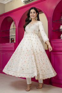 ชุดเดรส Anarkali ปักลายดิ้นทองพร้อมเลื่อมขนาด 3 มม. แบบ Faux Blooming พร้อมกางเกงซับในผ้าฝ้ายและผ้าคลุมไหล่ลูกไม้ Moti สำหรับผู้หญิง รุ่น GW 6122 - Product Image 4