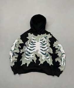 เสื้อฮู้ดดี้โอเวอร์ไซส์ผ้าฟลีซคอตตอนหนานุ่มพิมพ์ลายพรางสีเขียวพร้อมลายพิมพ์รูปโครงกระดูกและเขาปีศาจคุณภาพพรีเมียมสำหรับผู้ชาย - Product Image 4