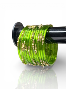 Ensemble de bracelets traditionnels tendance indiens en verre vert plaqué or, imitation perle taille émeraude, pour occasions de mariage et de cérémonie - Product Image 4