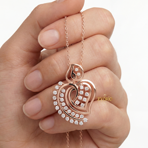 Elegante Colgante de Diamantes en Forma de Corazón Plateado con Diseño de Lujo en Oro para Compromisos, Bodas y Fiestas - Product Image 4