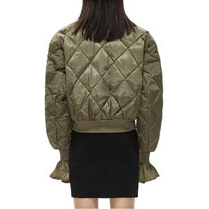 Chaqueta acolchada gruesa con impresión personalizada OEM para mujer - Product Image 4
