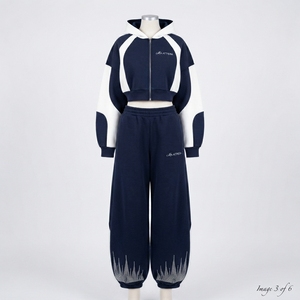 Conjunto Deportivo Personalizado para Mujer, Sudadera con Cremallera y Paneles en Contraste Azul Marino y Blanco, Pantalones Deportivos con Pedrería, Venta al Por Mayor OEM - Product Image 3