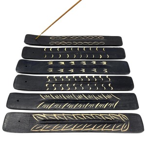 Quemador de Bakhoor de madera pulida con bordes lisos, perfecto para quemar de forma segura resina de Bakhoor y trozos de carbón. - Product Image 1