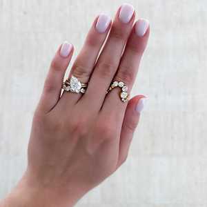 Bague de fiançailles en diamant de laboratoire poire 4 carats, solitaire flottant à 3 griffes, minimaliste, en forme de goutte d'eau, avec bande de 1,25 mm, en or massif 14K 18K - Product Image 6