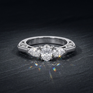 Bague de fiançailles pour femme en platine PT950 avec diamants ovales de laboratoire certifiés IGI, style classique - Product Image 1