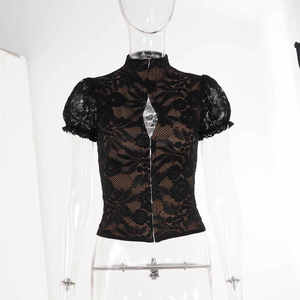 Haut court noir en dentelle pour femme avec manches bouffantes, motif floral, découpe, col montant, style moulant - Product Image 4