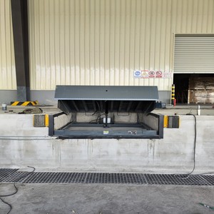 Môi Hình Dạng Sân Đoạn Đường 8 T /10T Công Suất Thủy Lực 8 Tấn Kho <span class=keywords><strong>Dock</strong></span> Leveler Cạnh <span class=keywords><strong>Dock</strong></span> Leveller Cho Xe Tải - Product Image 5