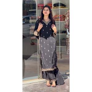 Beau haut-robe Plazo et Dupatta avec travail de séquence de broderie lourde - Product Image 3