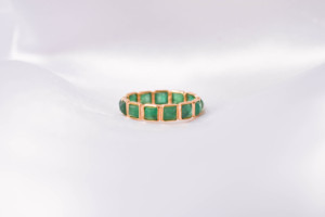 Anillo de Eternidad con Esmeralda Verde Natural de Corte Cuadrado en Oro Amarillo Sólido de 18K – Anillo Geométrico con Gema, Lujoso Anillo de Piedra de Nacimiento de Mayo - Product Image 1
