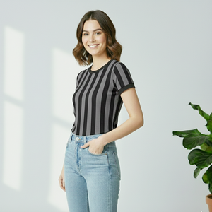 Camiseta de Alta Demanda para Mujer en Gris con Detalles en Negro, Producto de Venta Caliente en la Industria de Ropa Femenina con Logotipo Personalizado - Product Image 3