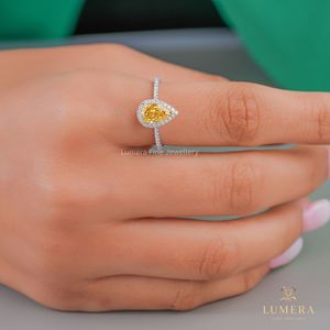Bague minimaliste personnalisée en diamant jaune de laboratoire fantaisie en forme de poire, sertie halo, avec micro-pavé latéral, certifiée IGI - Product Image 4