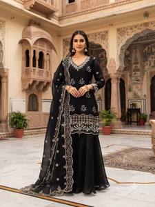 Conjunto de Salwar Kameez de Seda Bordada en Negro para Mujer, Traje Moderno y Tradicional para Fiestas y Bodas con Materiales Reciclados - Product Image 1