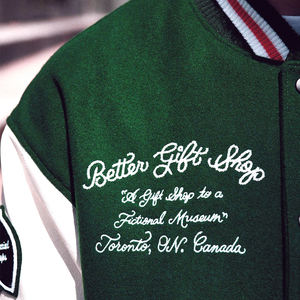 แจ็คเก็ตเบสบอลแบบกำหนดเองคุณภาพสูงสำหรับผู้ชาย แจ็คเก็ตบอมเบอร์แบบวาร์ซิตี้ ผ้าซาติน ปักลายเชนิลล์ กระเป๋าปัก  แบบสวมใส่ได้ในฤดูหนาว - Product Image 5