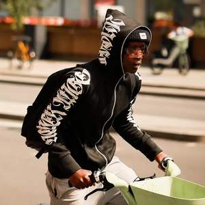 Sweat à capuche de haute qualité avec fermeture éclair intégrale et couvre-visage, tissu en coton premium et coutures renforcées pour une durabilité et un confort optimaux. - Product Image 2