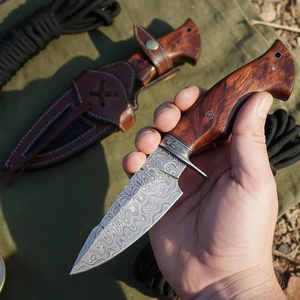 Couteau de chasse artisanal en acier Damas, manche en bois, lame à pointe tombante, couteau à lame fixe pour la survie en extérieur avec étui en cuir - Product Image 1