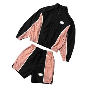 ชุดเซ็ตเสื้อฮู้ดดี้และกางเกงขาสั้นผ้าไนลอนยับแบบสั่งทำพิเศษ พร้อมโลโก้สตรีทแวร์แบบกำหนดเองสำหรับผู้ชาย - Product Image 1