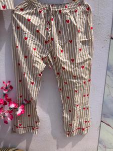 Conjunto de pijama de algodón con estampado de corazones y rayas para mujer, camisa con botones y pantalones con cintura elástica - Product Image 4