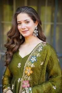 Traje de Gala Sharara con Dupatta de Seda Suave y Texturizada con Bordado Multicolor de Lentejuelas - Product Image 5