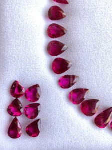 Pierre de tourmaline rubellite de 73,00 carats, taille poire, naturelle, pour la fabrication de bijoux fins - Product Image 1