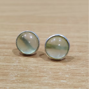 Boucles d'oreilles clous minimalistes légères en argent sterling 925 avec préhnite verte, confortables pour le quotidien, bijoux pour femme - Product Image 2