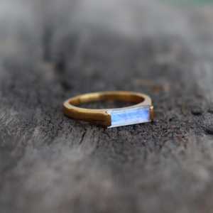 Bague rectangulaire en pierre de lune naturelle, argent sterling 925 plaqué or 14 carats, faite à la main, pour mariage, cadeau blanc arc-en-ciel - Product Image 5