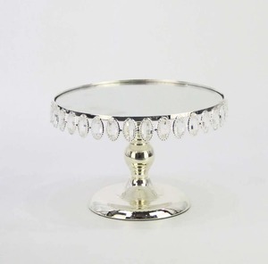 Support à gâteau rond en acier inoxydable avec accents en cristal, lavage à la main uniquement, non toxique - Product Image 1