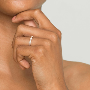 Anillo de Boda con Borde de Diamante Cultivado en Laboratorio y Engaste de Diamantes de Media Eternidad - Product Image 4