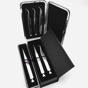 Pince à épiler professionnelle en acier inoxydable pour cils, pointe de précision, prise plate, outil d'extension de volume, emballage en boîte cartonnée / étui magnétique - Product Image 1