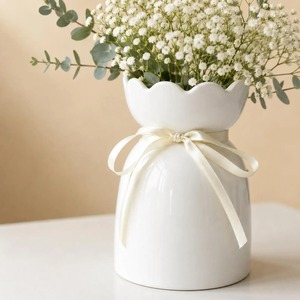 Vase en porcelaine blanche en forme de tulipe avec bord festonné et nœud en ruban, décoration minimaliste pour table, 8-16 pouces, finition mate - Product Image 6