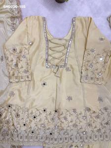 Ensemble Lehenga-Kurta & Dupatta de Qualité Supérieure pour Soirée, en Chinon avec Broderie et Travail de Miroirs Véritables, Mode Féminine, Exportateur - Product Image 2