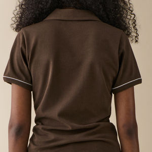 เสื้อยืดผู้หญิงดีไซน์เนอร์ทรงเข้ารูปทันสมัย คอวี แต่งสีสันสวยงาม ดีไซน์มีสไตล์ สำหรับผู้ซื้อขายส่ง - Product Image 5