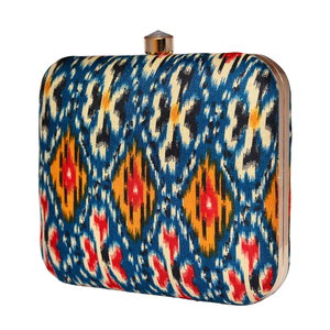 Pochette imprimée Ikat élégante pour femme, idéale pour les occasions formelles et festives - Product Image 2