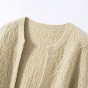 Suéter de punto clásico casual cálido de lana de Mongolia con cuello redondo coreano, logo frontal largo y diseño trenzado, ideal para invierno. - Product Image 5