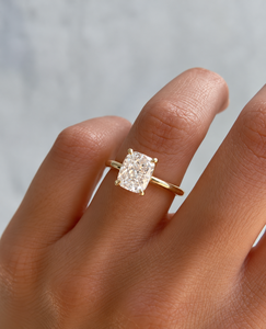Bague solitaire pour femme de qualité supérieure avec diamant de laboratoire taille coussin, plaqué or jaune classique, disponible au meilleur prix du marché - Product Image 3