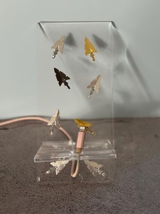 Soporte de Teléfono de Resina de Diseño, Hecho a Mano, Artístico, para Escritorio, Mesa y Mesita de Noche, Disponible para la Venta - Product Image 3